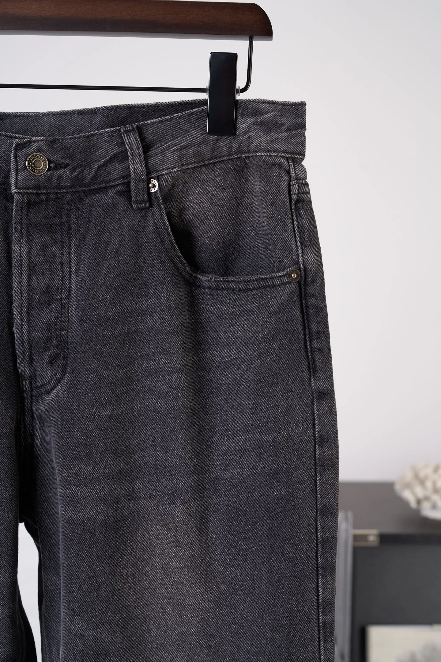 [Real auction] Celine/Celine Paris patchwork leather jeans [In Stock] 28 29 30 31 Customized ebony pattern reforged denim, stiff and stylish, comfortable and skin-friendly, carbon black fermentation dyeing fades the sharp edge, mottled whiskering texture covers the denim, interpreting the relaxed and elegant French Retro, straight silhouette, stretch and casual, continuing the classic five-pocket precision structure of denim. Five CELINE PARIS patches of different shapes are stacked vertically on the trousers. They are staggered and arranged to replicate the Retro aesthetics of past travel souvenir patches. It forms the core of the visual narrative of the garment. The CELINE leather patch is inlaid on the back waist. The identity of the family is engraved discreetly between the waists. The travel patch is used to deconstruct the brand symbol. It combines French Retro heritage and street style. It writes a luxurious and rebellious Retro attitude on the denim. It adopts patterned motorcycle stitching. Precisely control the sewing line by drawing a prototype machine to ensure the precise positioning of CELINE PARIS patches and complete alignment of horizontal and vertical lines. The prototype is accurately aligned by hand to ensure a tight opening and closing. Combination of rub-press wrinkle whisker technology and gun-painted cat whisker technology. Prioritize hand rubbing in specific areas to achieve natural wrinkle effects. Then use specific tools to draw the texture of the cat's whisker shape to create a full visual effect. Adopt purely artificial regular edge grinding process and hand-polished ablation fabric veil lines. Create a staggered hairy texture and layered depth on the edge of the bag to form a natural aged and worn texture. Use multiple horses to rub sand. Use high-pressure spray guns to rub at specific parts to achieve a local gradient effect. Then use frosting technology to create a unique texture pattern. The workmanship is extremely complex and time-consuming and labor-intensive. Stone grinding is light fermentation➕stretching and bleaching to soften. The mutual friction between pumice and clothing causes wear and fading effects on the denim surface. Combining pulling and bleaching. Make the clothes produce a certain texture and stretching effect while bleaching. Stir-fry snowballs and stir-fry salt. Prepare a special solution. Add a certain amount of dye. Soak the denim material in it to absorb the solvent. Then scrub it and dry it to further fade and oxidize it, creating a loose fit.